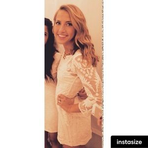 Cream quarter-sleeve lace dress. Size xs